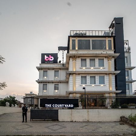 The Courtyard - Beyond Bar & Club Hotel อุเดเปอร์ ภายนอก รูปภาพ