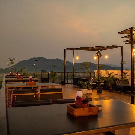 The Courtyard - Beyond Bar & Club Hotel อุเดเปอร์ ภายนอก รูปภาพ