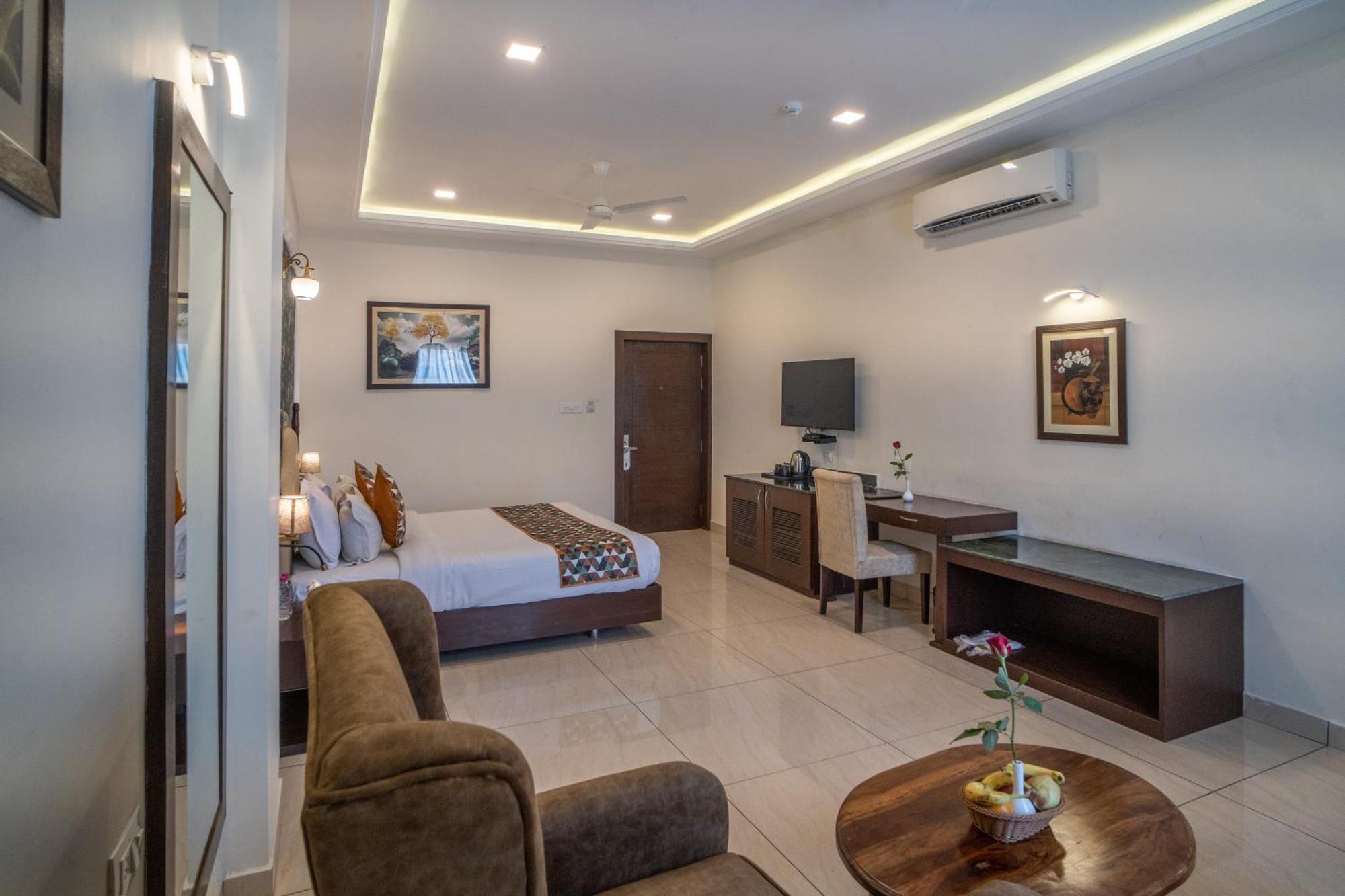 The Courtyard - Beyond Bar & Club Hotel อุเดเปอร์ ภายนอก รูปภาพ
