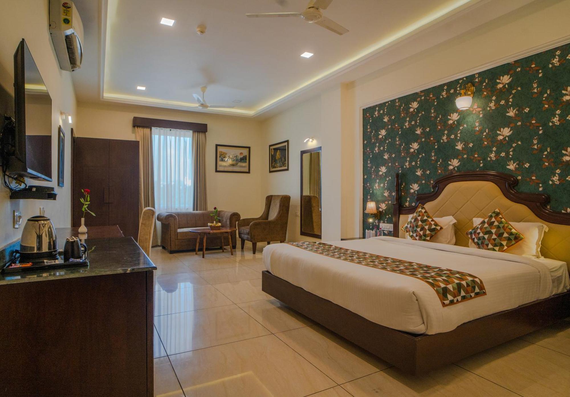 The Courtyard - Beyond Bar & Club Hotel อุเดเปอร์ ภายนอก รูปภาพ