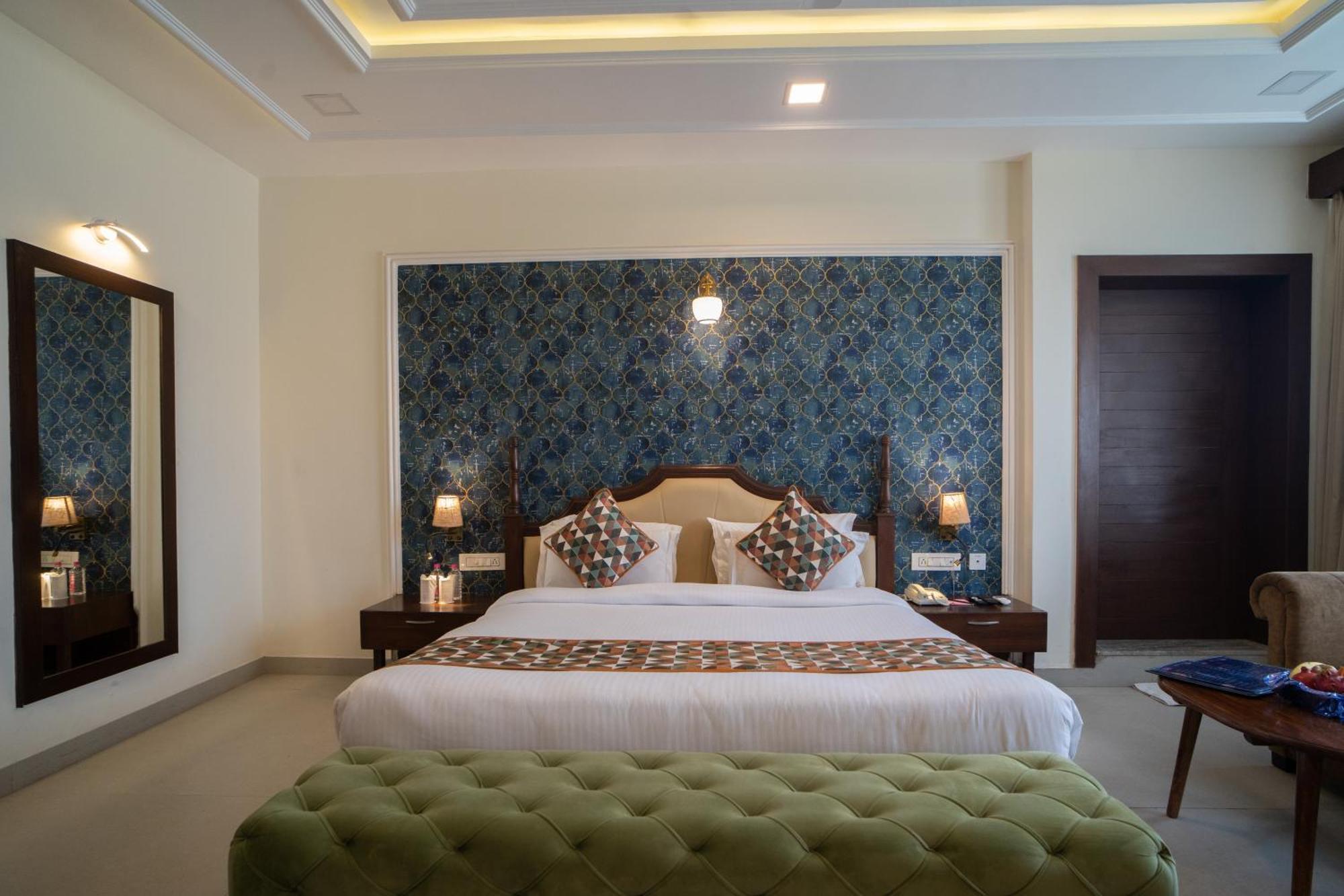 The Courtyard - Beyond Bar & Club Hotel อุเดเปอร์ ภายนอก รูปภาพ