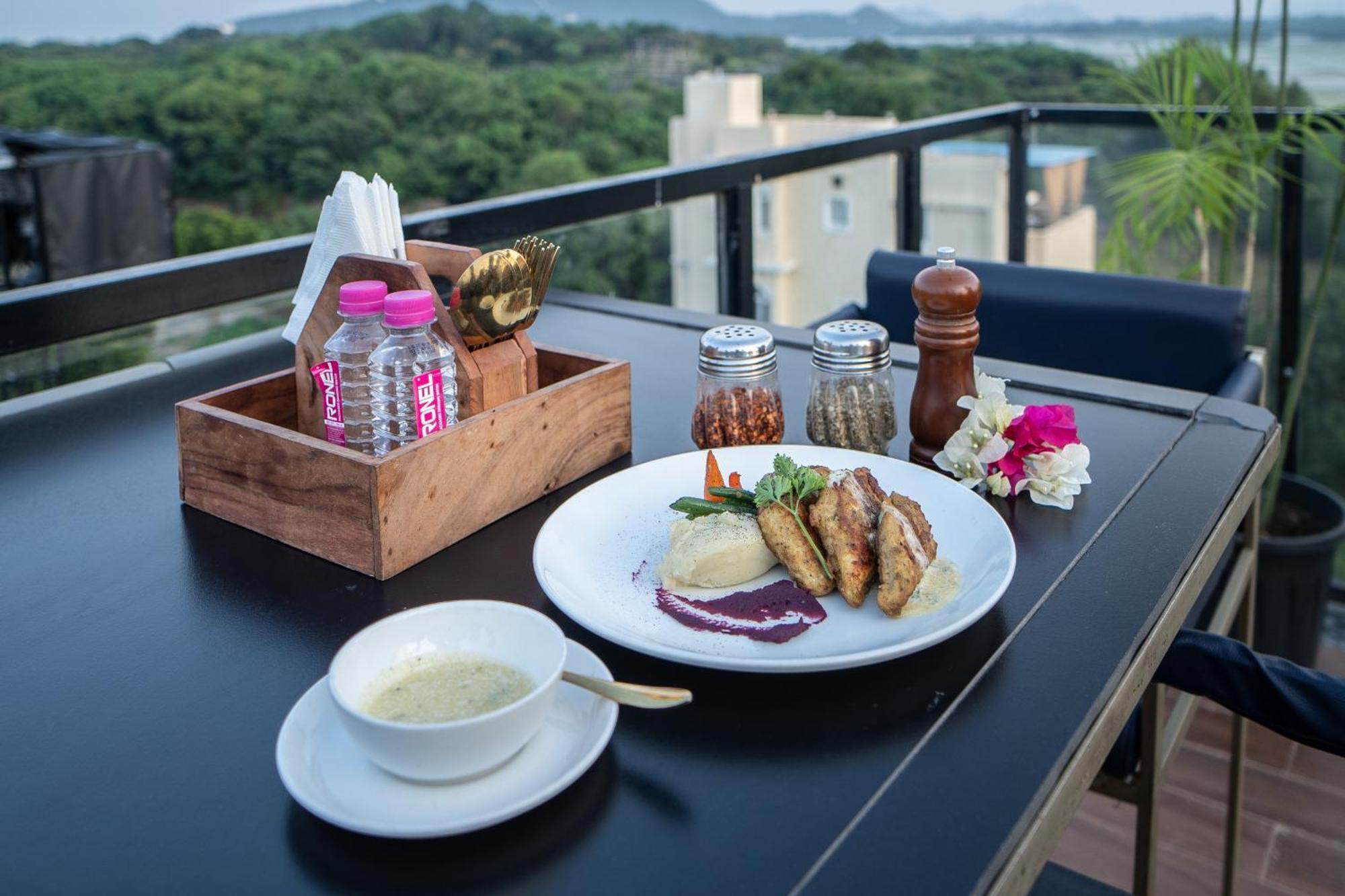 The Courtyard - Beyond Bar & Club Hotel อุเดเปอร์ ภายนอก รูปภาพ