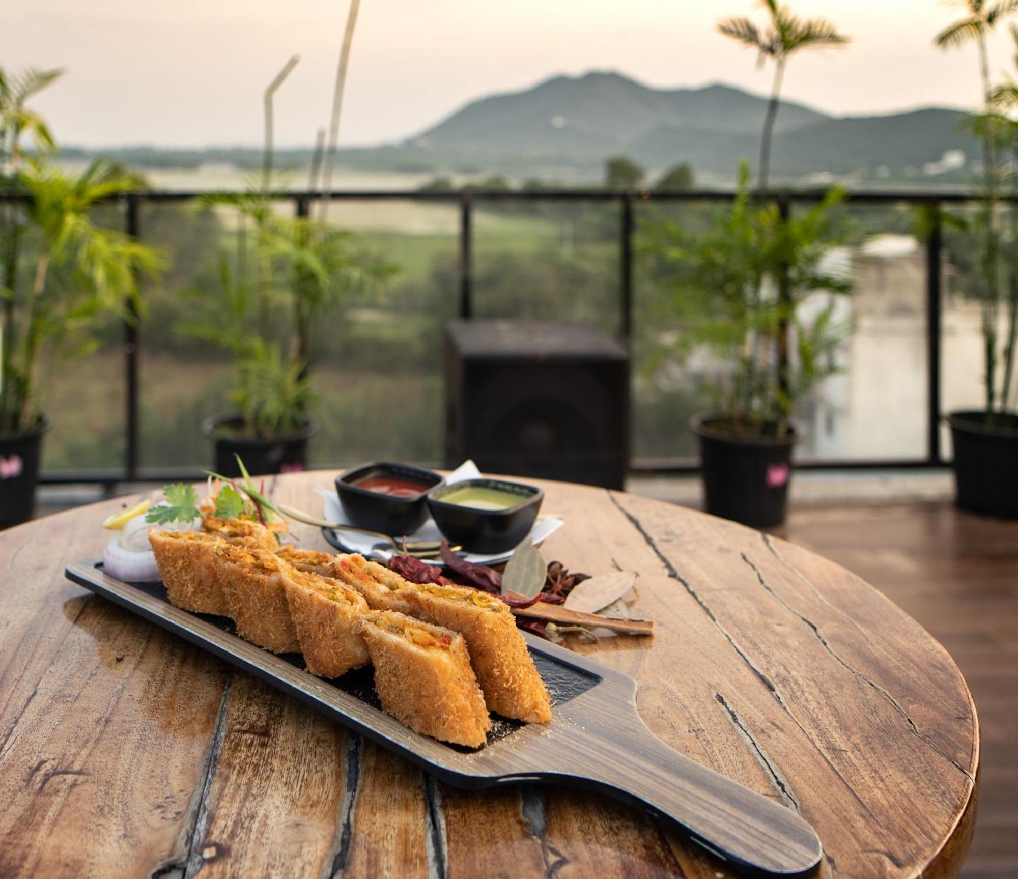 The Courtyard - Beyond Bar & Club Hotel อุเดเปอร์ ภายนอก รูปภาพ