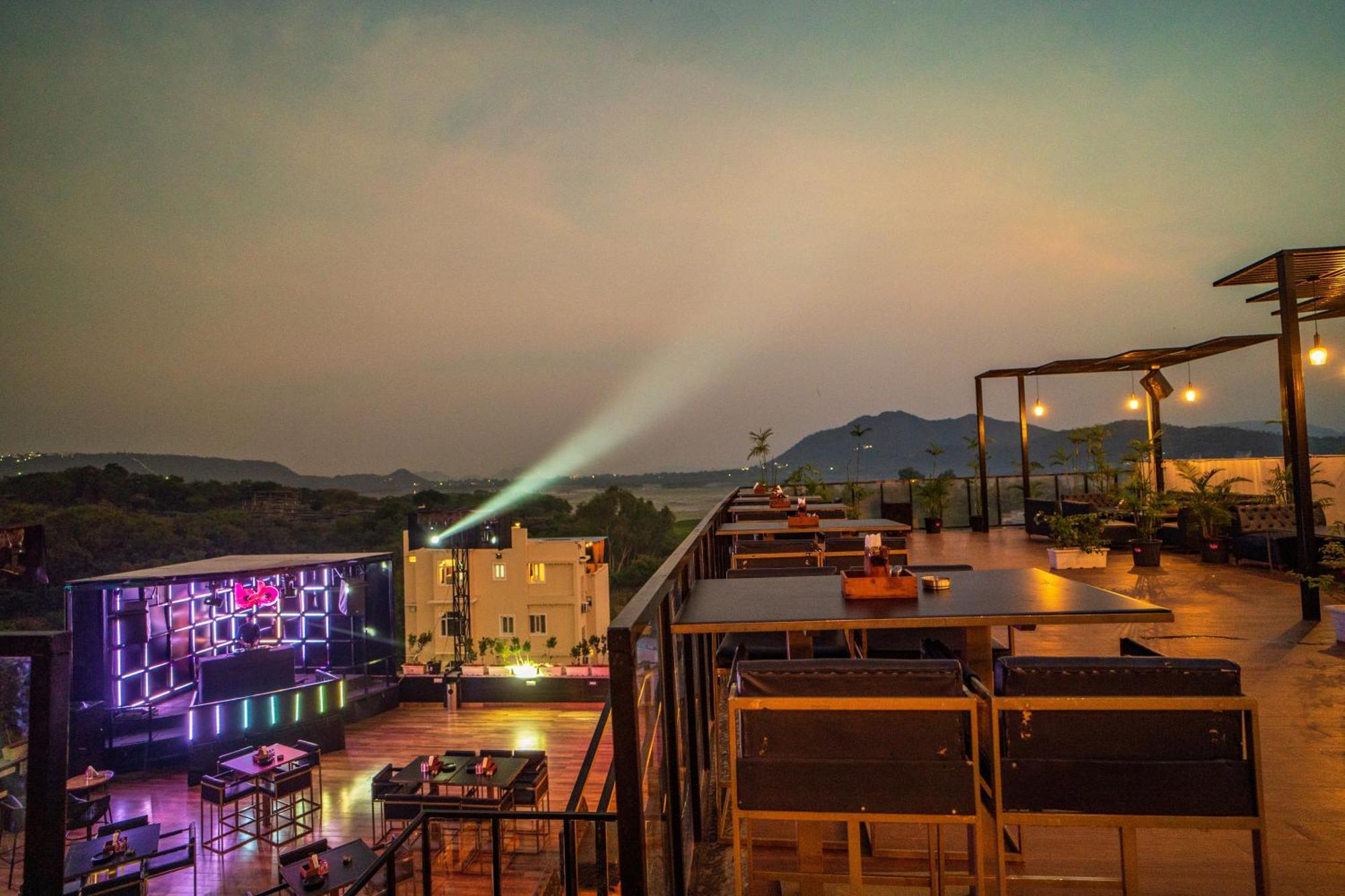 The Courtyard - Beyond Bar & Club Hotel อุเดเปอร์ ภายนอก รูปภาพ