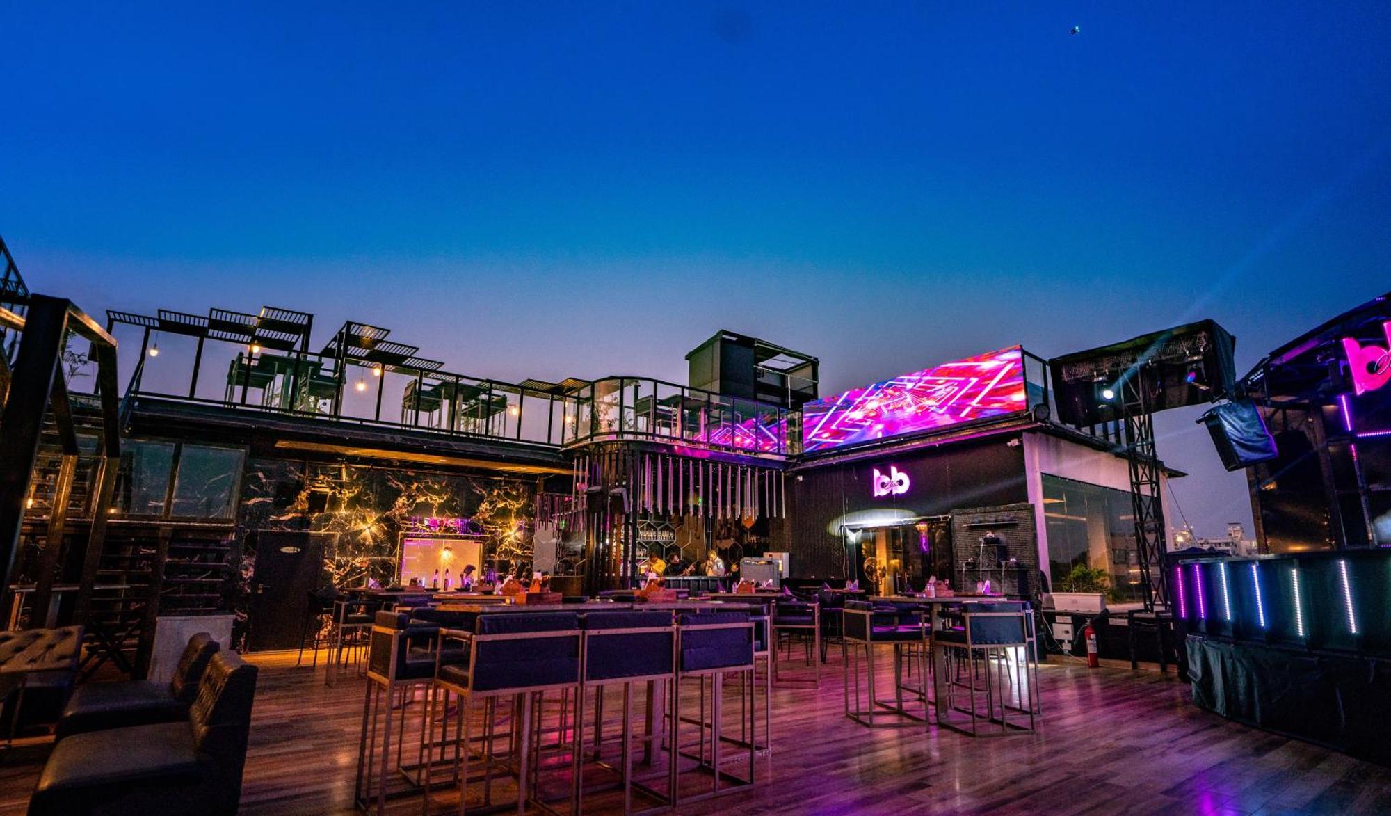 The Courtyard - Beyond Bar & Club Hotel อุเดเปอร์ ภายนอก รูปภาพ