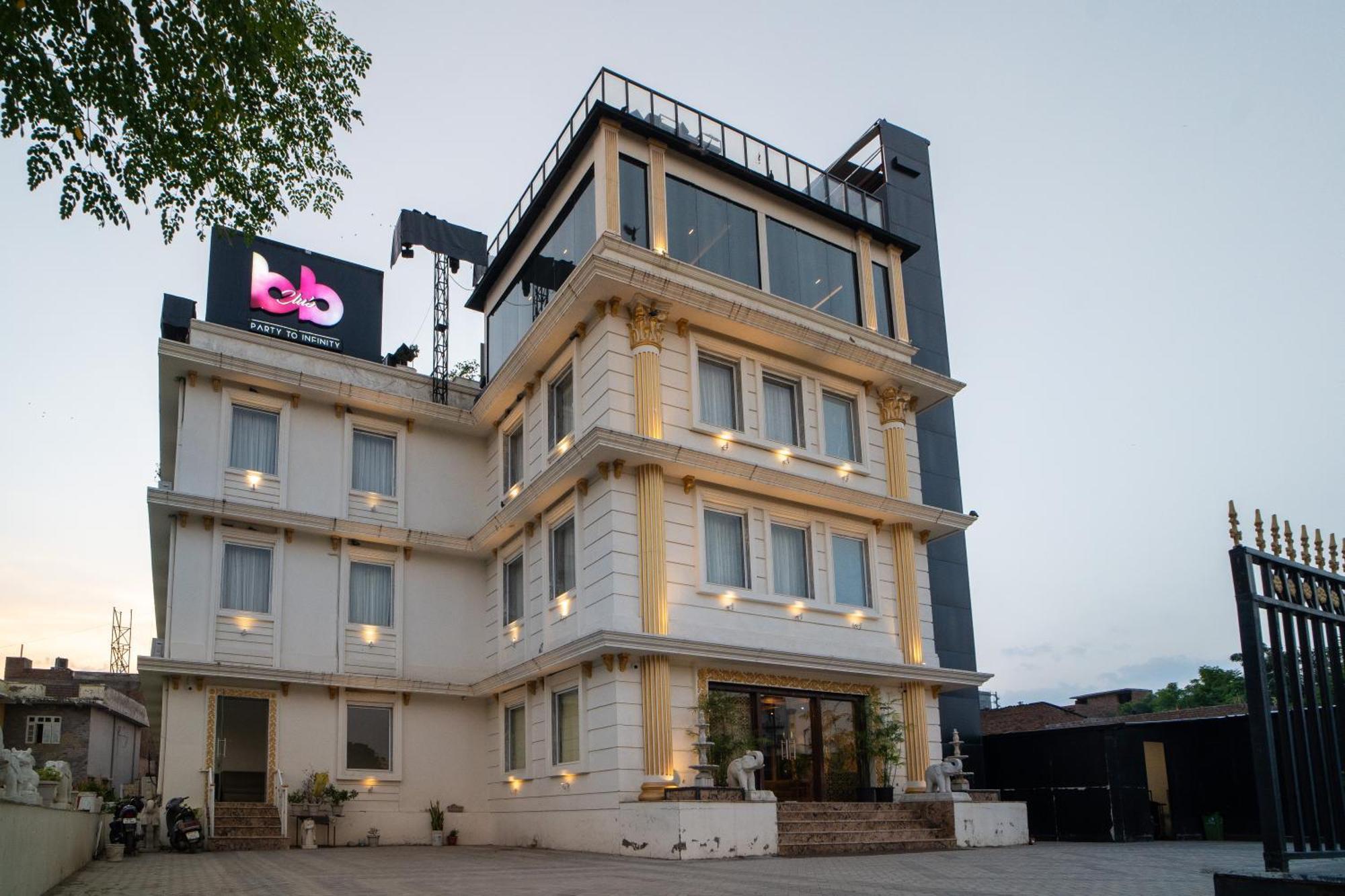 The Courtyard - Beyond Bar & Club Hotel อุเดเปอร์ ภายนอก รูปภาพ