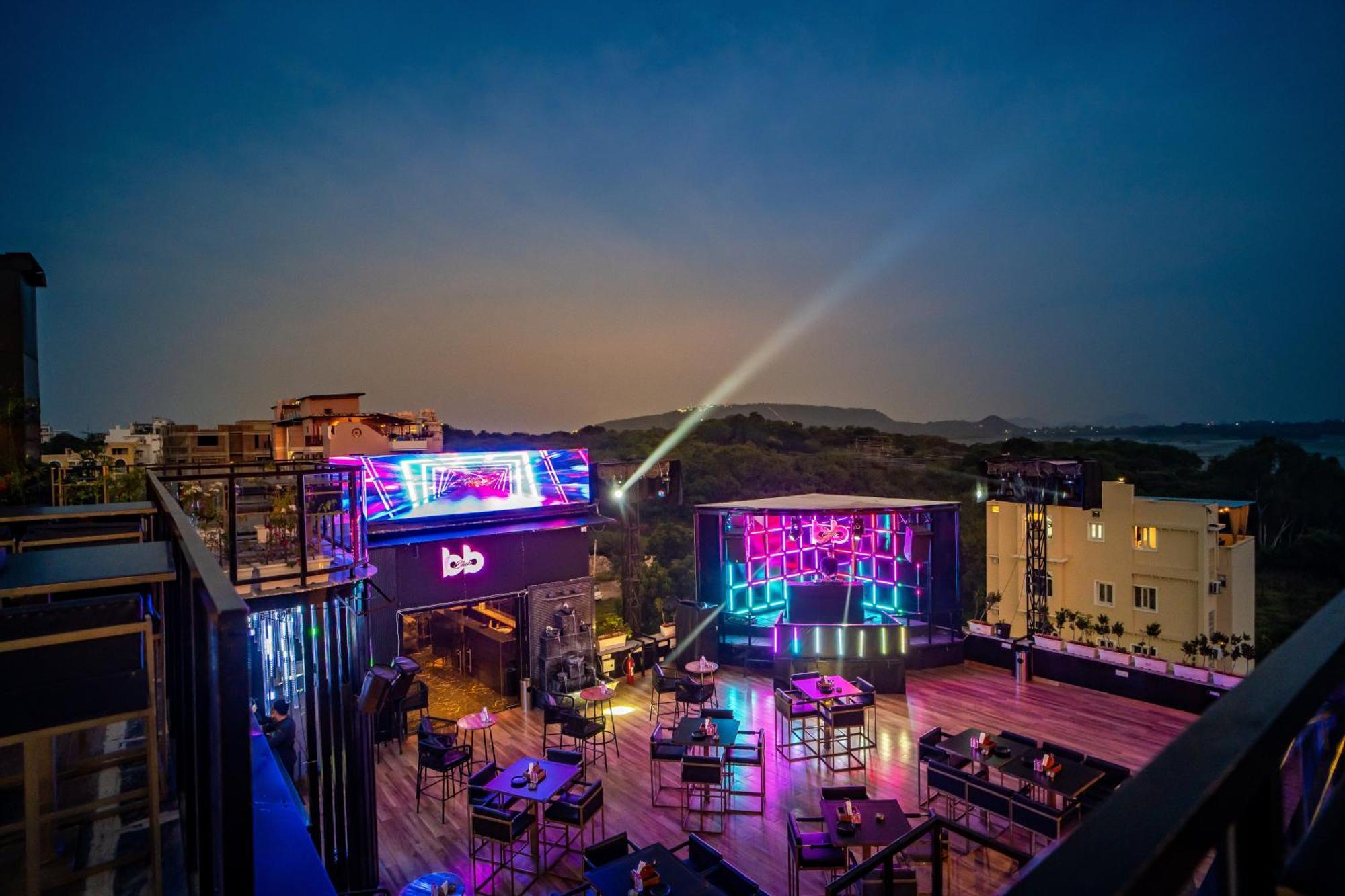 The Courtyard - Beyond Bar & Club Hotel อุเดเปอร์ ภายนอก รูปภาพ
