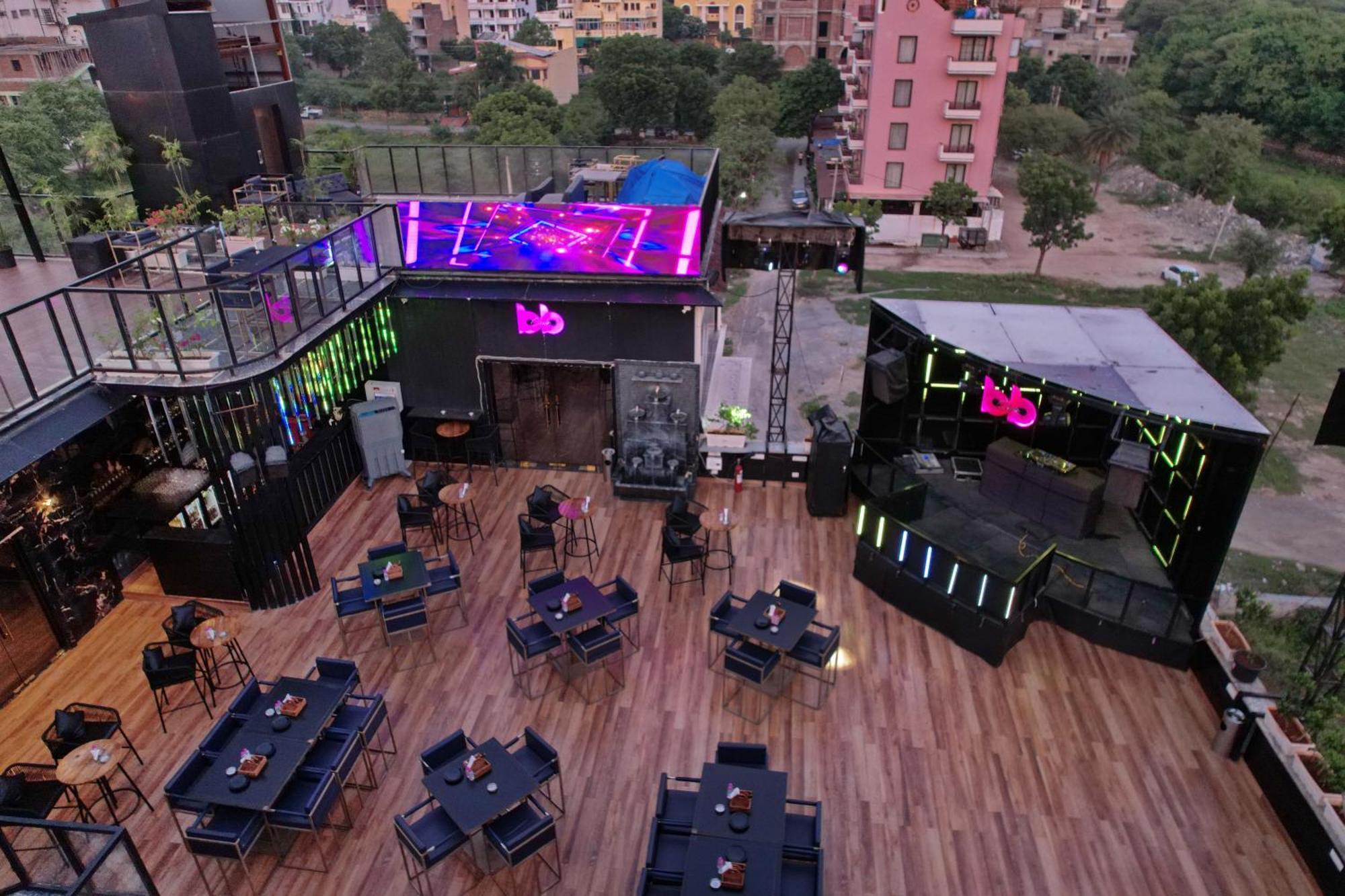 The Courtyard - Beyond Bar & Club Hotel อุเดเปอร์ ภายนอก รูปภาพ