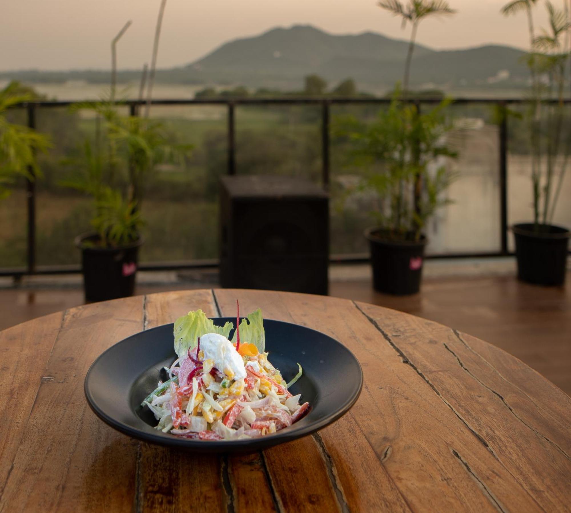 The Courtyard - Beyond Bar & Club Hotel อุเดเปอร์ ภายนอก รูปภาพ