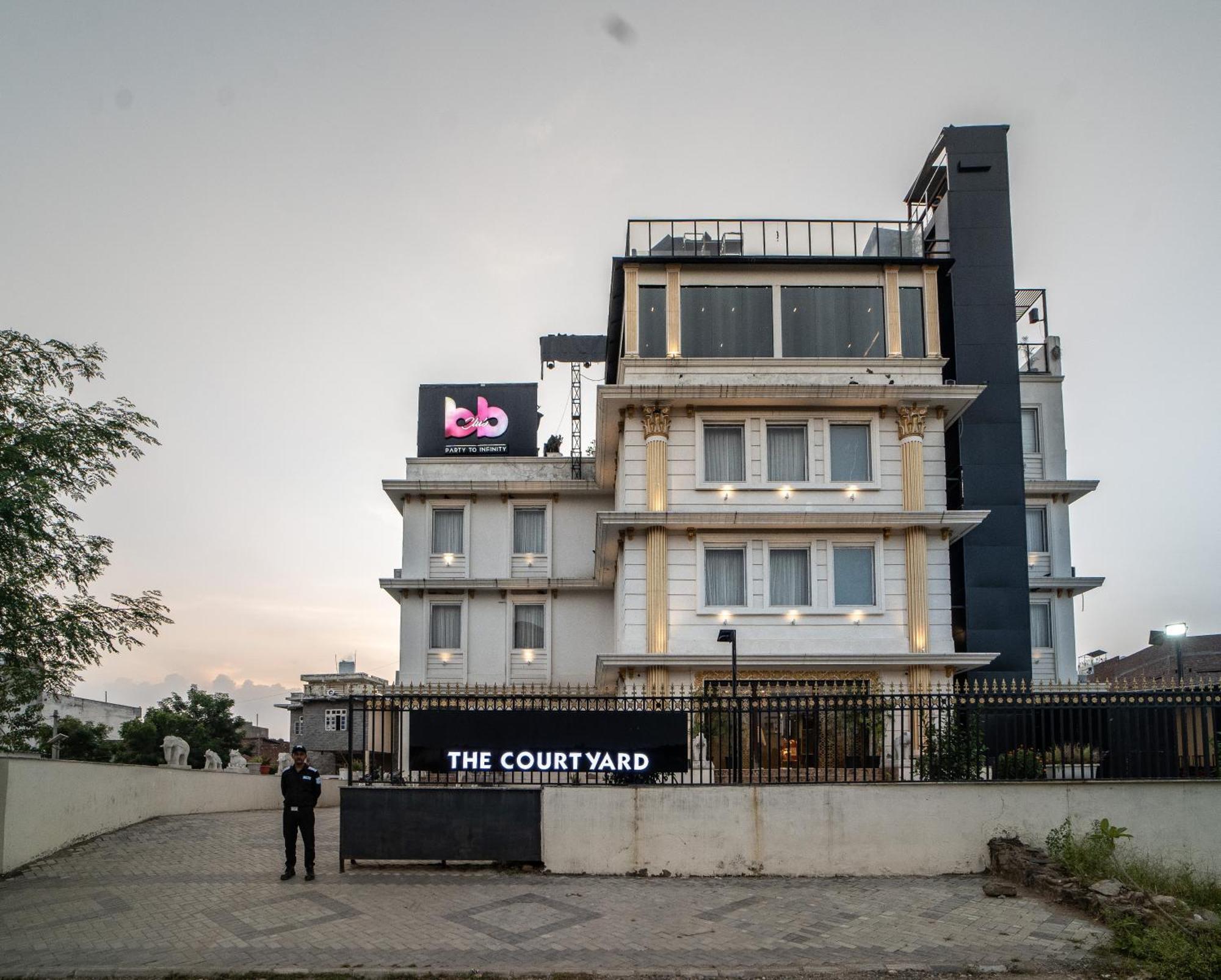 The Courtyard - Beyond Bar & Club Hotel อุเดเปอร์ ภายนอก รูปภาพ