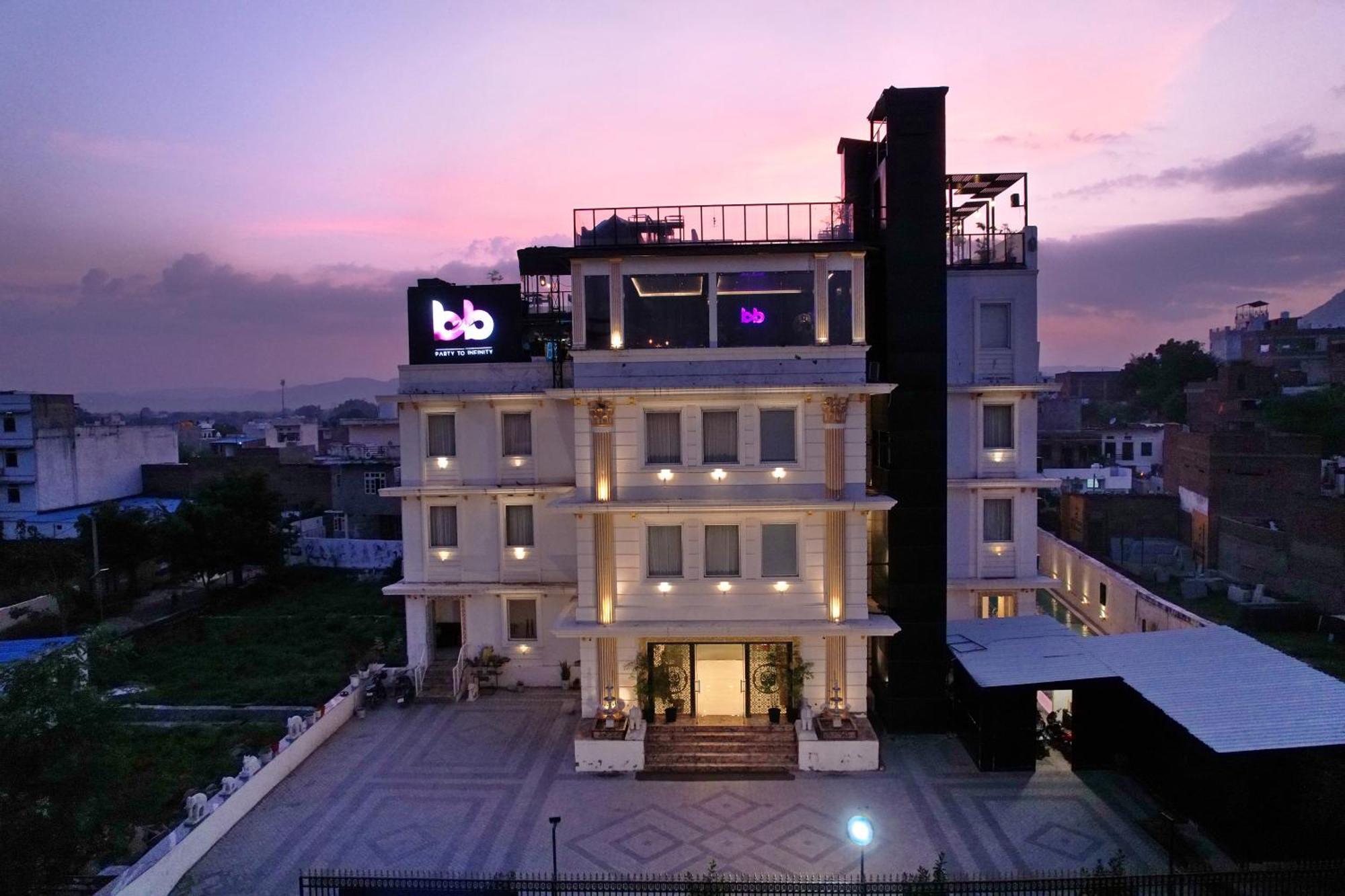 The Courtyard - Beyond Bar & Club Hotel อุเดเปอร์ ภายนอก รูปภาพ