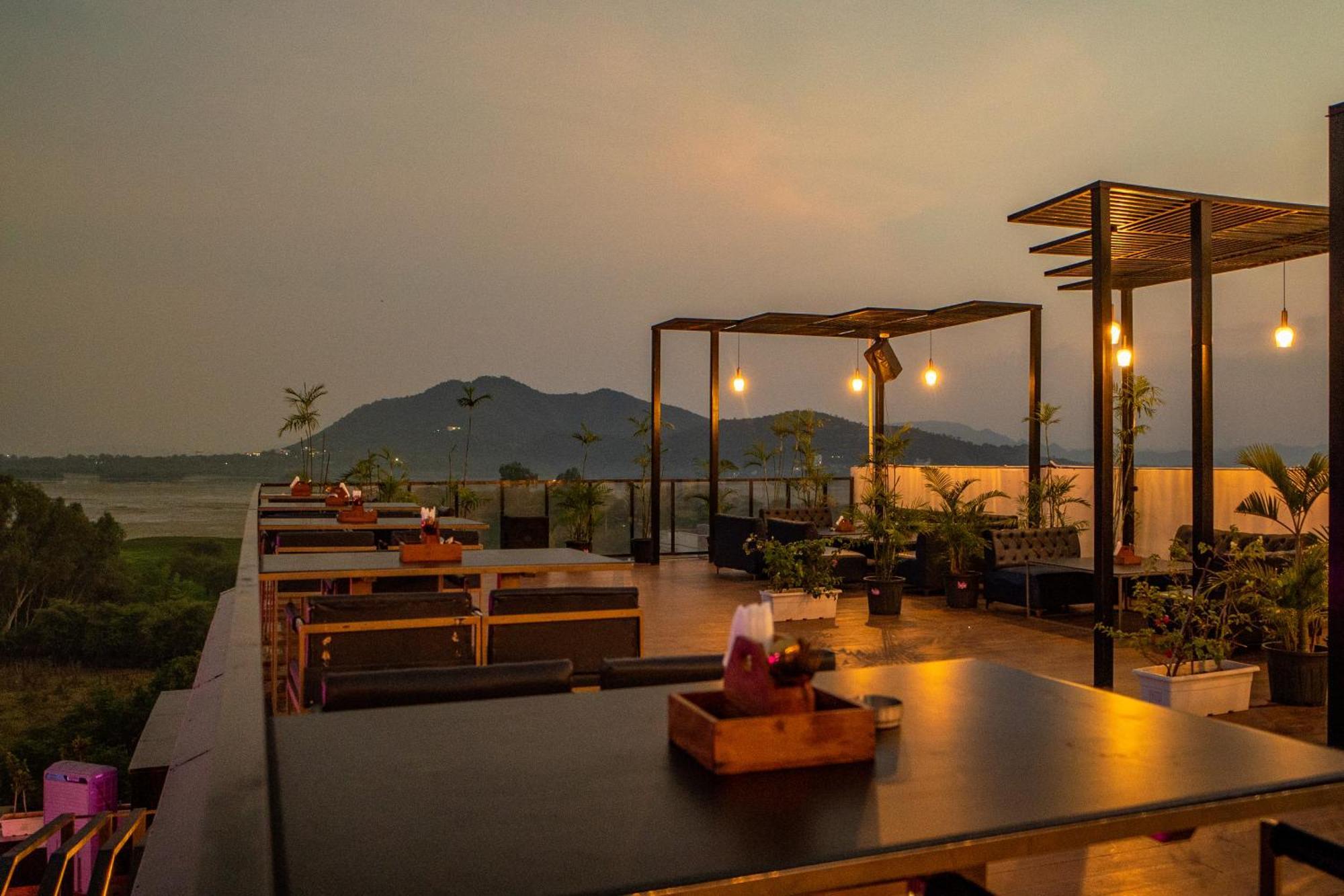 The Courtyard - Beyond Bar & Club Hotel อุเดเปอร์ ภายนอก รูปภาพ